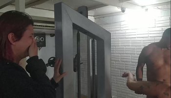 levando duro na academia